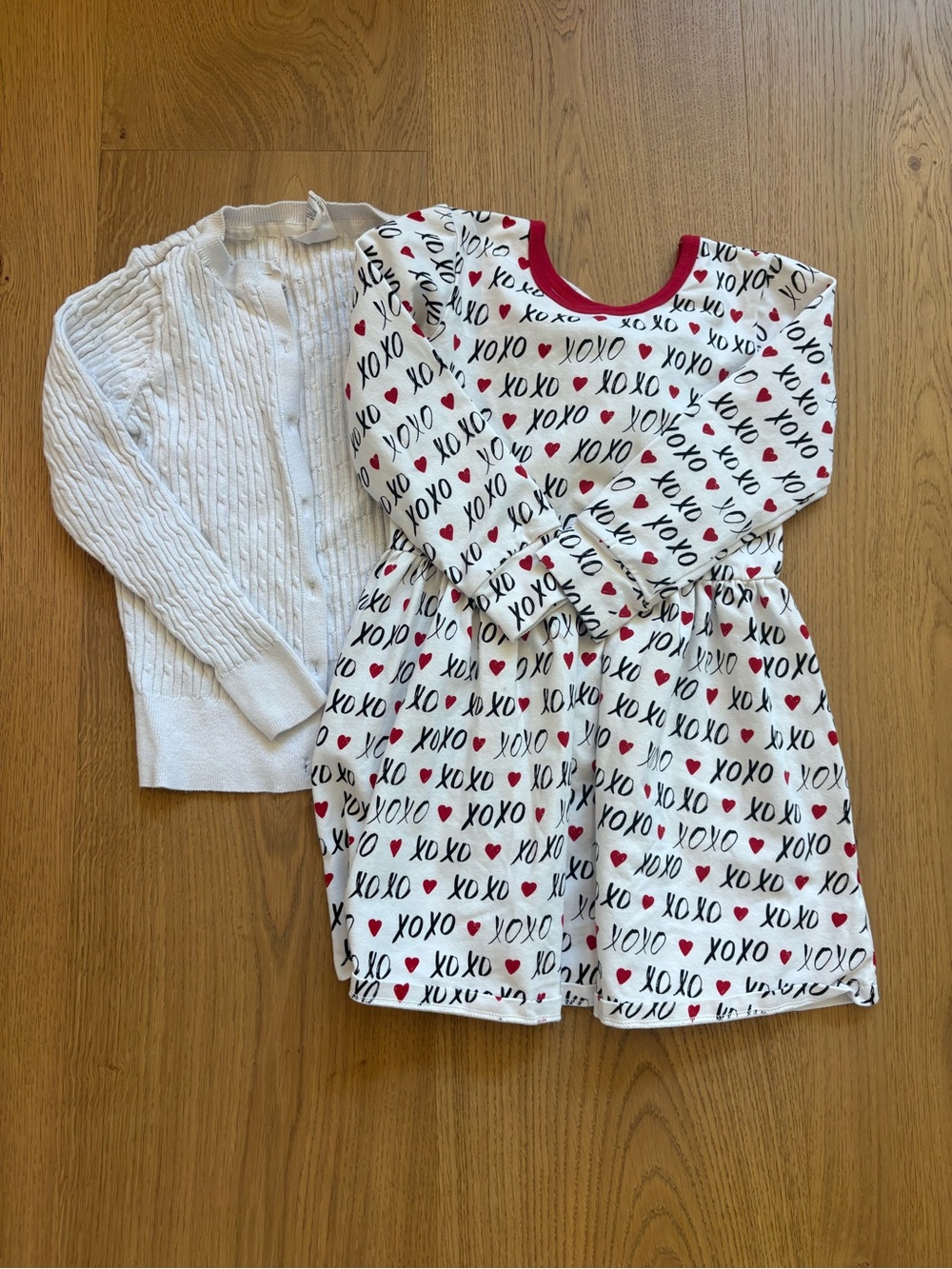 GAP White XOXO Print valentines outfit